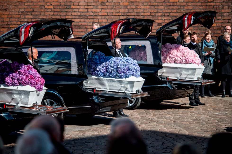 La familia real danesa acude al funeral de los hijos del dueño de ASOS