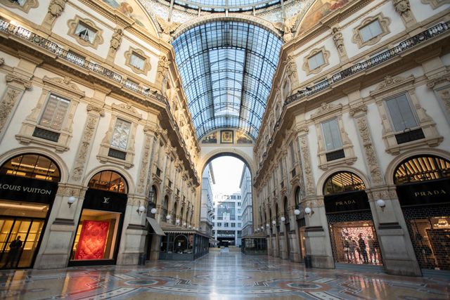How Prada's Galleria Became Summer's Low-Key Luxe It Bag, With Many Celeb  Fans