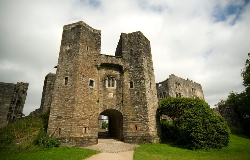 the gatehouse at berry pomeroy castle