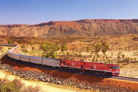 Neem wandelschoenen en een verrekijker mee om onderweg op The Ghan de stad Alice Springs te verkennen De trein rijdt van het noordelijke Darwin naar Adelaide in het zuiden dwars door het Rode Hart van Australi