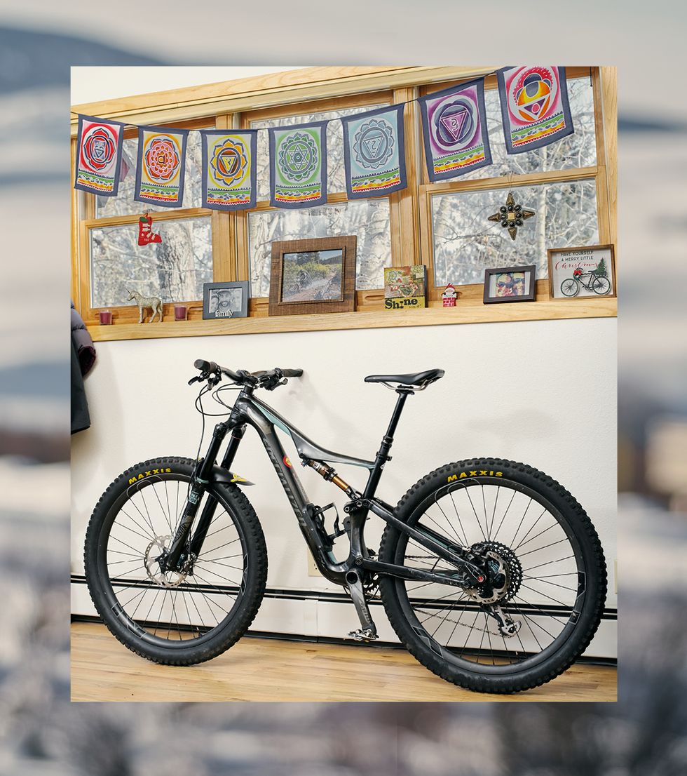 Bicycle, Bicycle wheel, Bicycle part, Vehicle, Bicycle tire, Bicycle frame, Bicycle fork, Hybrid bicycle, Bicycle accessory, Bicycle handlebar, 