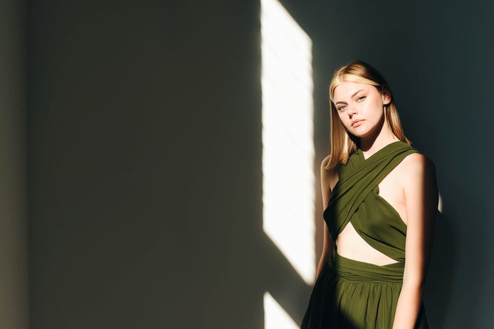 mujer modelo con mono verde