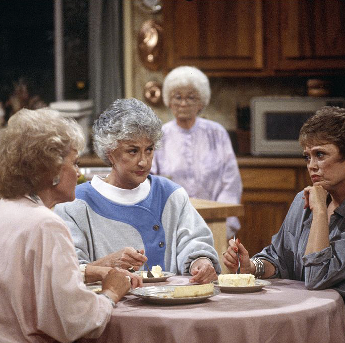 https://hips.hearstapps.com/hmg-prod/images/the-golden-girls-kitchen-1564509742.png?crop=0.673xw:1.00xh;0.212xw,0&resize=1200:*