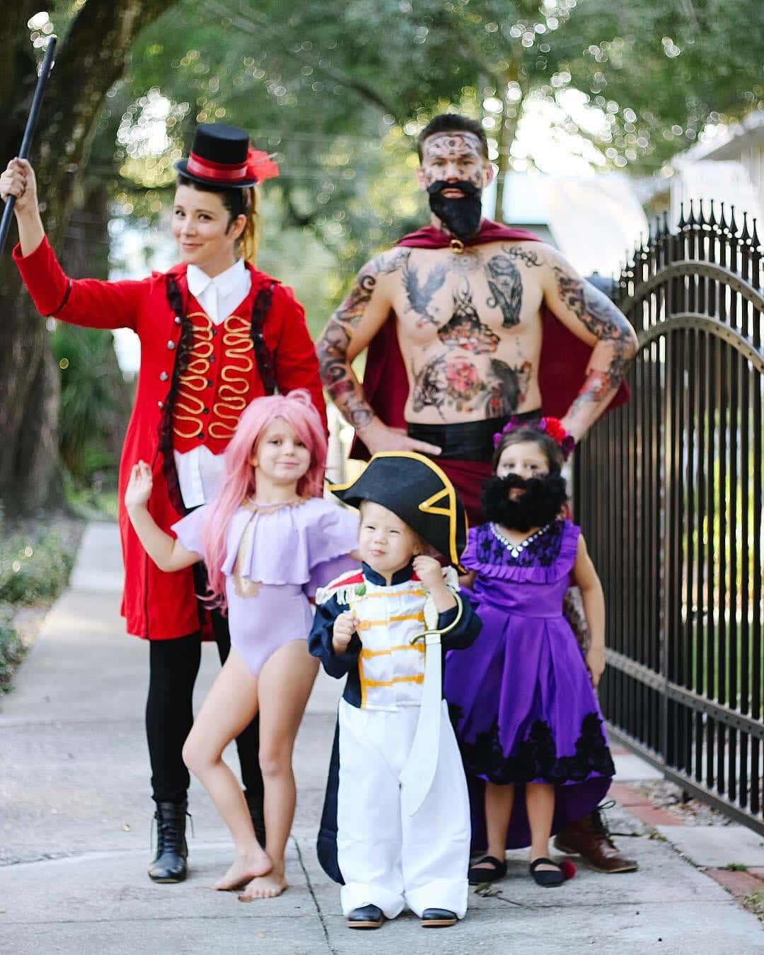 20 DIY Circus Costume Ideas for Family This Halloween  Circus costume,  Circus party costume, Circus halloween costumes