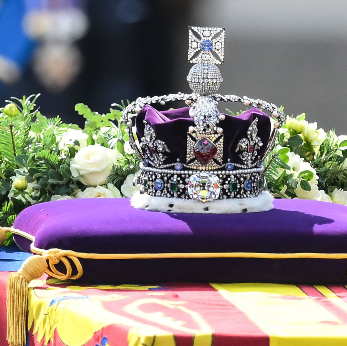 https://hips.hearstapps.com/hmg-prod/images/the-gun-carriage-bearing-the-coffin-of-the-late-queen-news-photo-1663163129.jpg?crop=0.668xw:1.00xh;0.223xw,0&amp;resize=1200:*