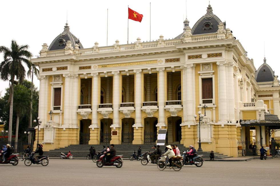 the hanoi opera house was built by the french colonial