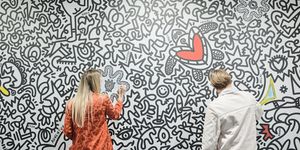 een man en vrouw aan het schilderen tijdens affordable art fair amsterdam