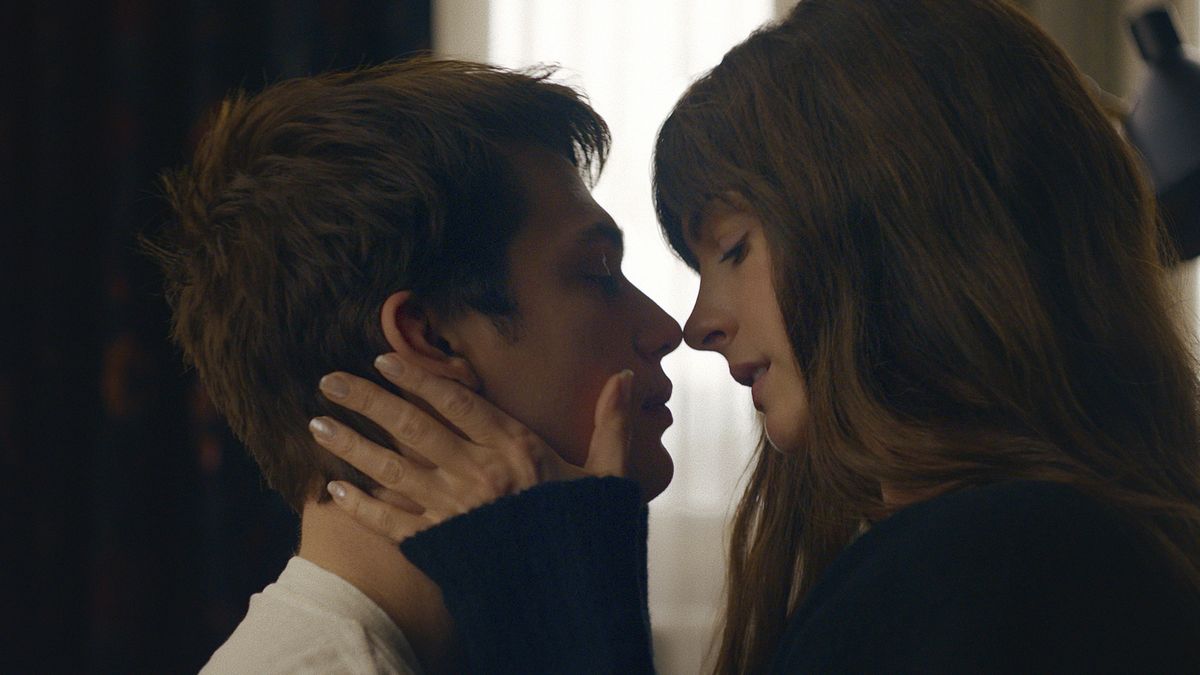 preview for Anne Hathaway and Nicholas Galitzine on boy bands and working together
