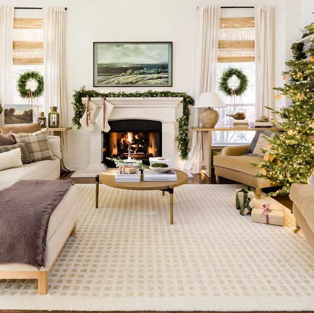 https://hips.hearstapps.com/hmg-prod/images/the-identite-collective-holiday-home-tour-202107-1663187283.jpg?crop=0.671xw:1.00xh;0.276xw,0&resize=640:*