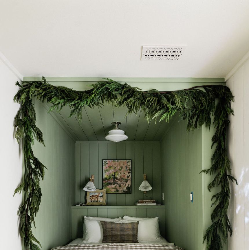 https://hips.hearstapps.com/hmg-prod/images/the-interior-collective-headed-by-anastasia-casey-photographer-madeline-harper-lakehouse-bunk-room-jpg-6532d54f1024d.jpg?crop=0.841xw:0.561xh;0.0737xw,0.145xh&resize=1200:*