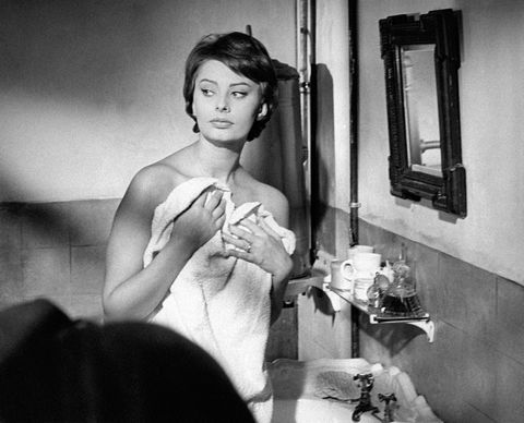 Sophia Loren in the bathroom covered with a towel