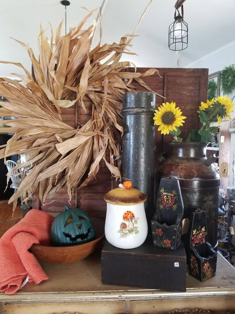 diy cornstalk decor like cornstalk wreath hanging on shutter above table
