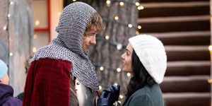 Josh Whitehouse en Vanessa Hudgens in The Knight Before Christmas