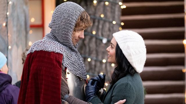 Josh Whitehouse en Vanessa Hudgens in The Knight Before Christmas