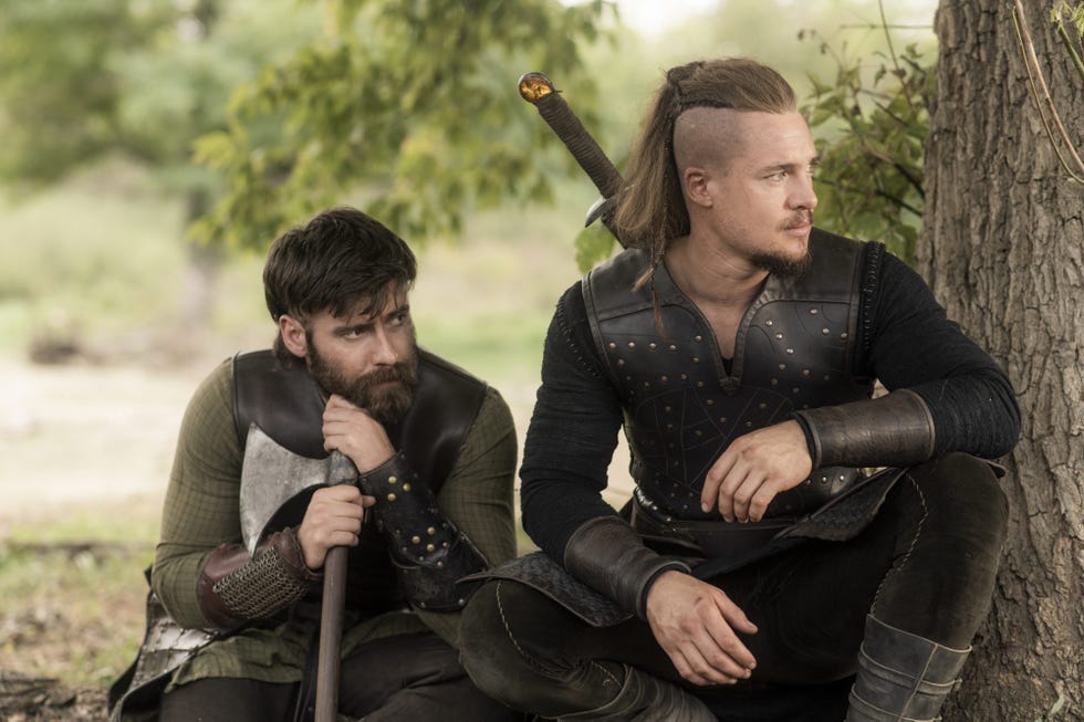 una escena con el reparto de the last kingdom