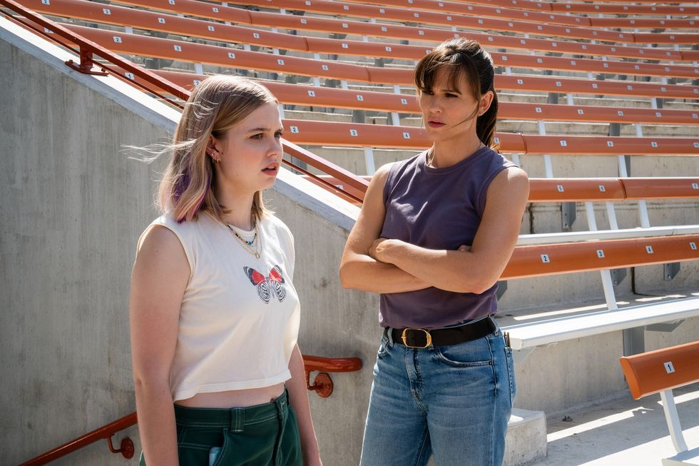 angourie rice as bailey and ﻿jennifer garner as hannah in ﻿the last thing he told me