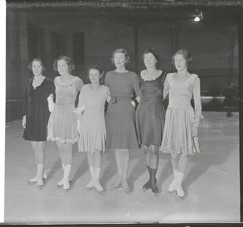 26 Vintage Photos Of Famous Ice Skaters Through The Years