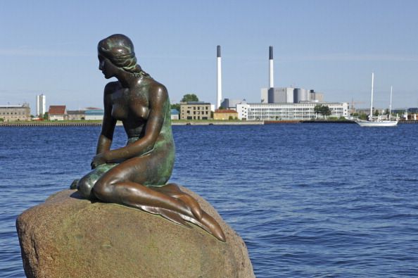 La statua della Sirenetta è una scultura bronzea alta 1,25 m e dal peso di 175 kg, situata all'ingresso del porto di Copenagh