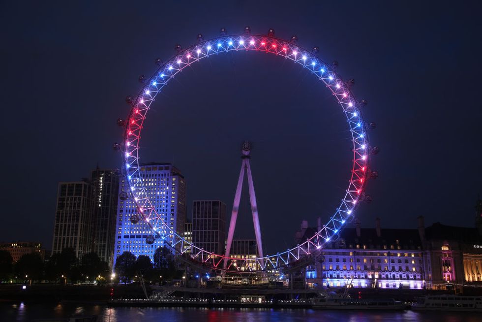 Stole på Antibiotika leder The Royal Baby's Arrival Is Being Celebrated by London Landmarks Like the London  Eye & BT Tower