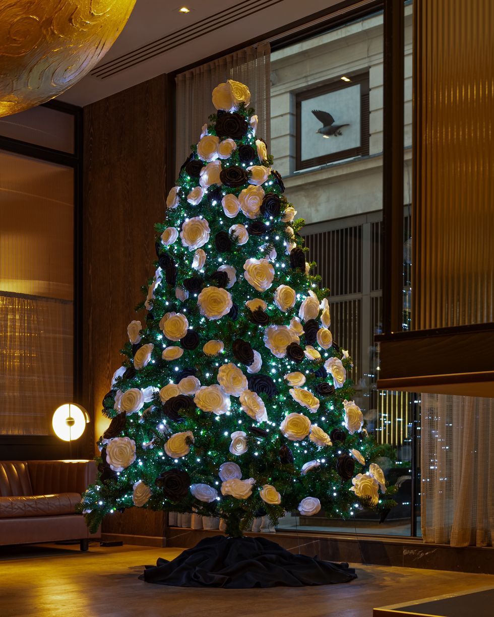 de gedecoreerde kerstboom van the londoner door huishan zhang