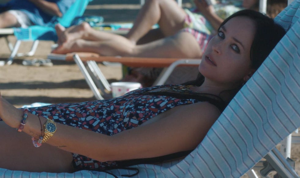 the lost daughter dakota johnson as nina cr netflix © 2021