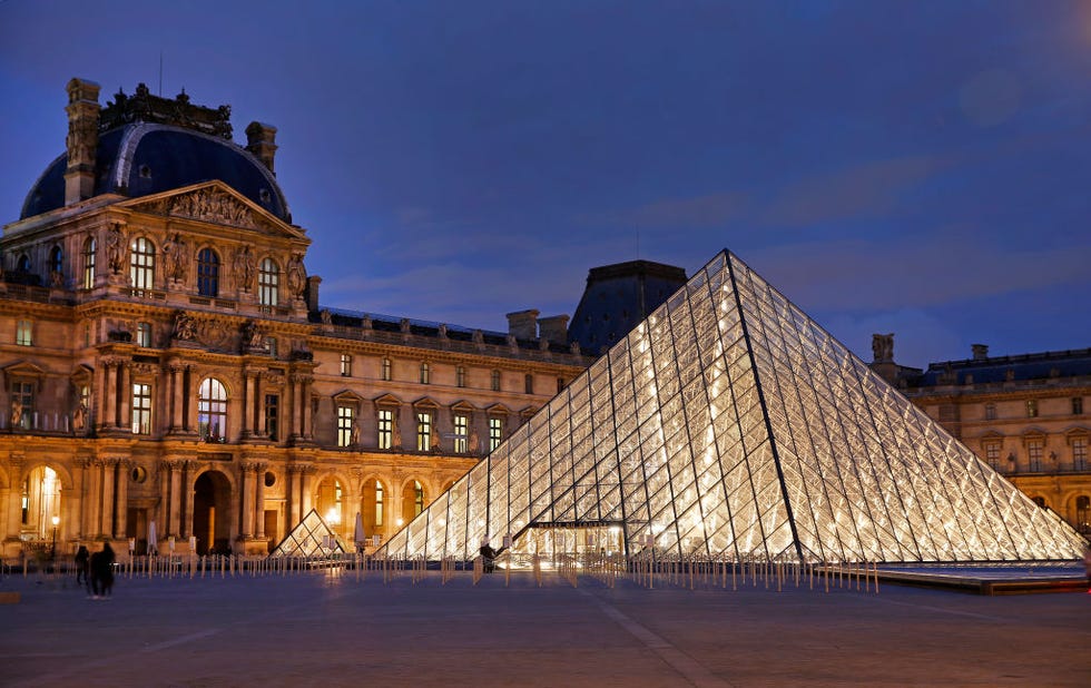 pyramide du louvre illustration