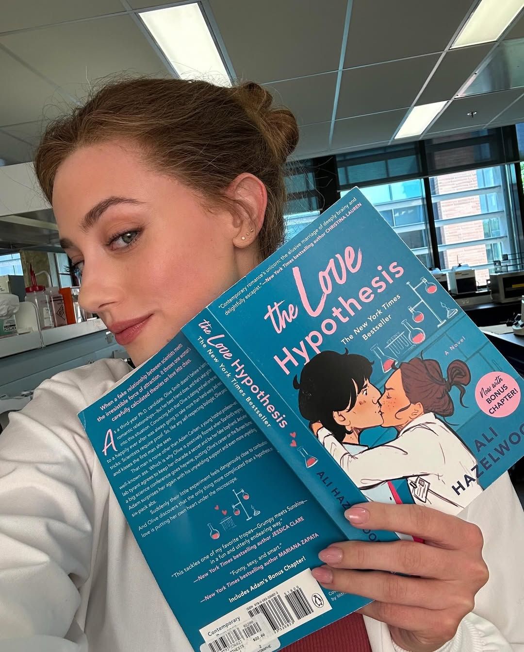 Il bestseller The Love Hypothesis diventa un film con Lili Reinhart (e il Booktok ringrazia)