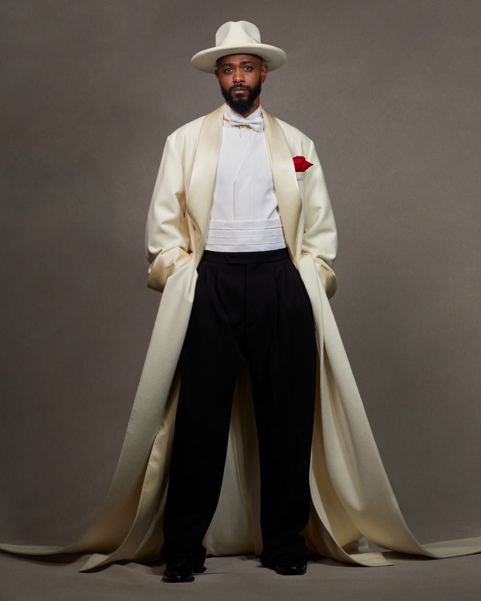 tenue de soirée comprenant un manteau blanc et un pantalon noir