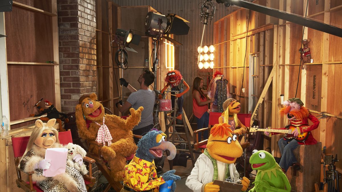 preview for Muppets Most Wanted: On set with Ricky Gervais, Kermit, Miss Piggy