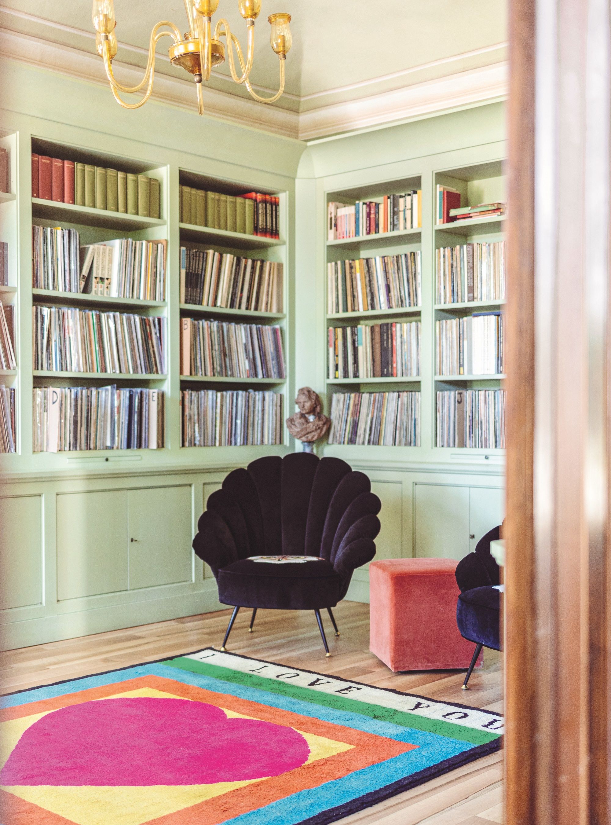 https://hips.hearstapps.com/hmg-prod/images/the-music-room-with-i-love-you-rug-by-peter-blake-photography-by-michael-gardenia-fusillo-lab-page-55-6577200cc8d09.jpg