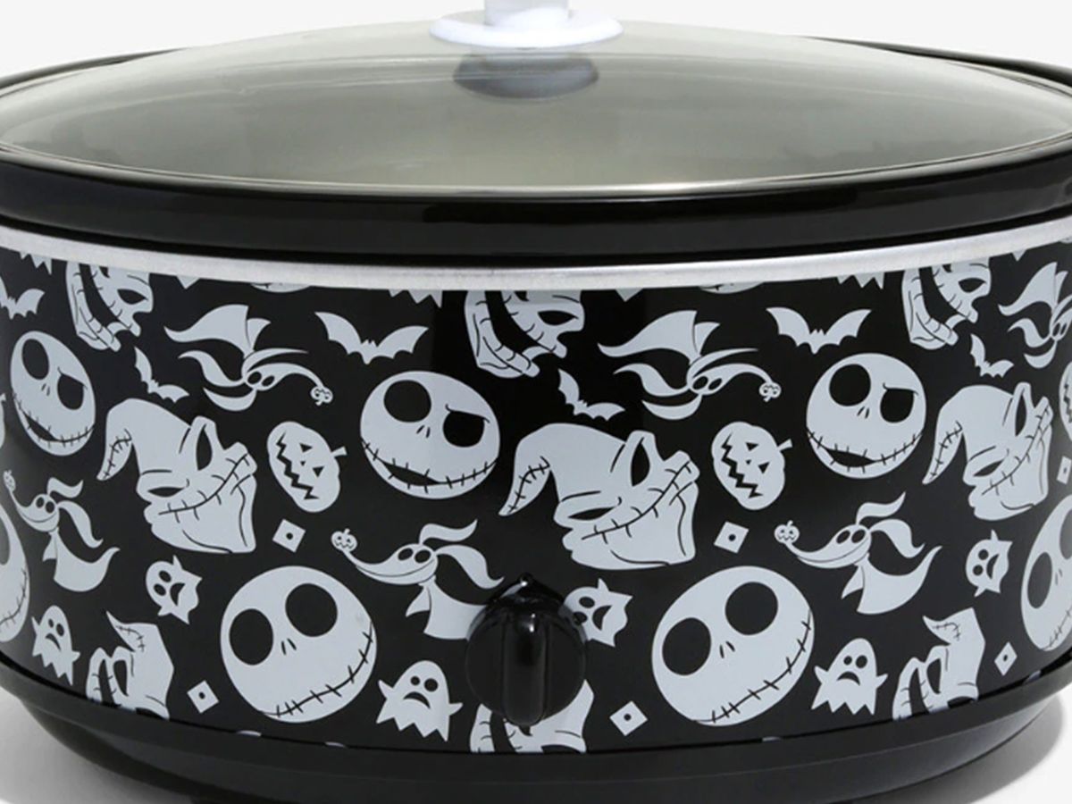 https://hips.hearstapps.com/hmg-prod/images/the-nightmare-before-christmas-slow-cooker-social-1582735742.jpg?crop=0.6666666666666666xw:1xh;center,top&resize=1200:*