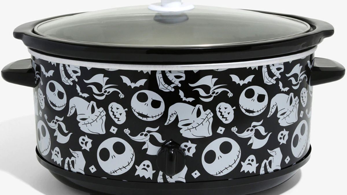 https://hips.hearstapps.com/hmg-prod/images/the-nightmare-before-christmas-slow-cooker-social-1582735742.jpg?crop=0.888888888888889xw:1xh;center,top&resize=1200:*