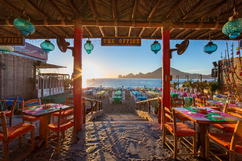 ein Restaurant mit Tischen und Stühlen