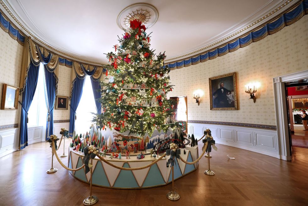 white house previews this season's holiday decorations