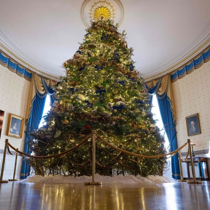 Zooey Deschanel and Jonathan Scott Will Host HGTV's 'White House Christmas  2022' Alongside First Lady