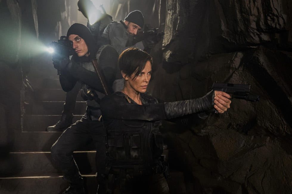 charlize theron en the old guard, lo nuevo de netflix