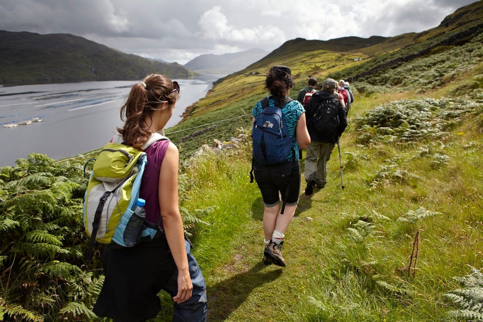 Wandelaars trekken door het 16 kilometer lange fjord van Killary Harbour