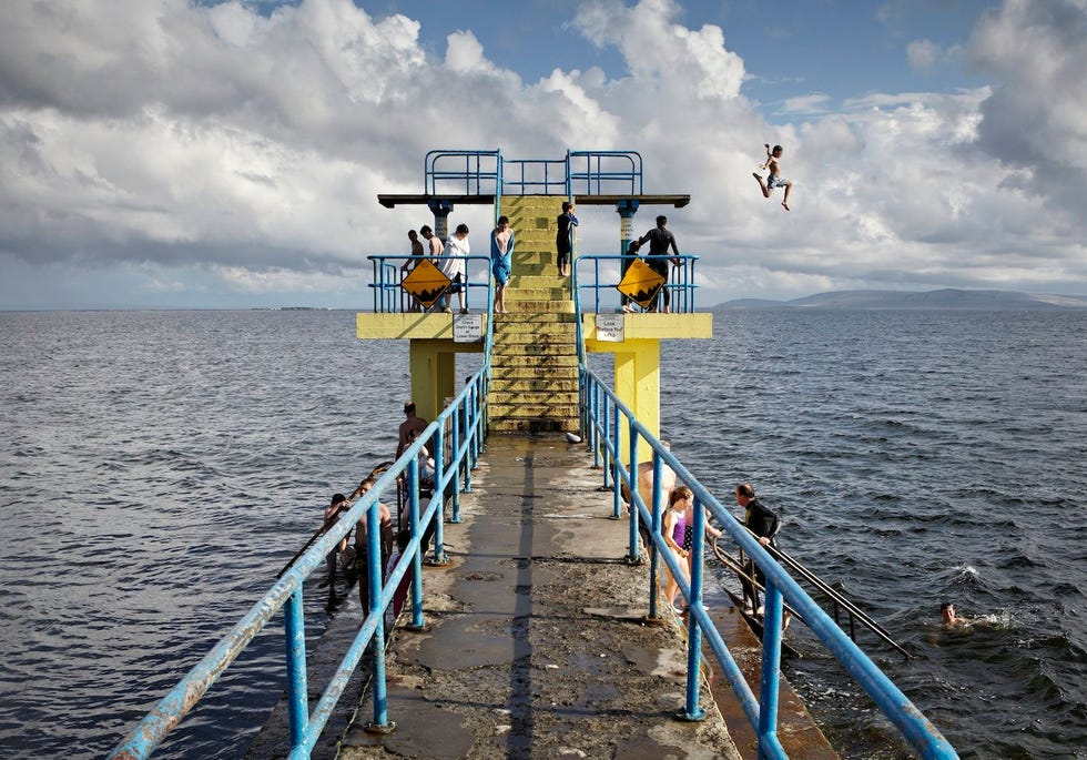 Het duikplatform Black Rock Salthill nabij de stad Galway is een geliefde plek voor jeugdige waaghalzen en fanatieke zwemsters