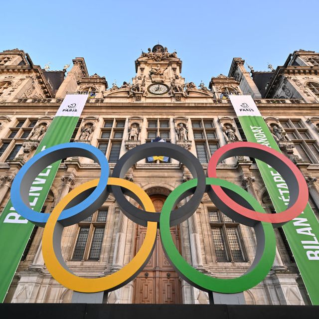 olympic rings at the paris city hall