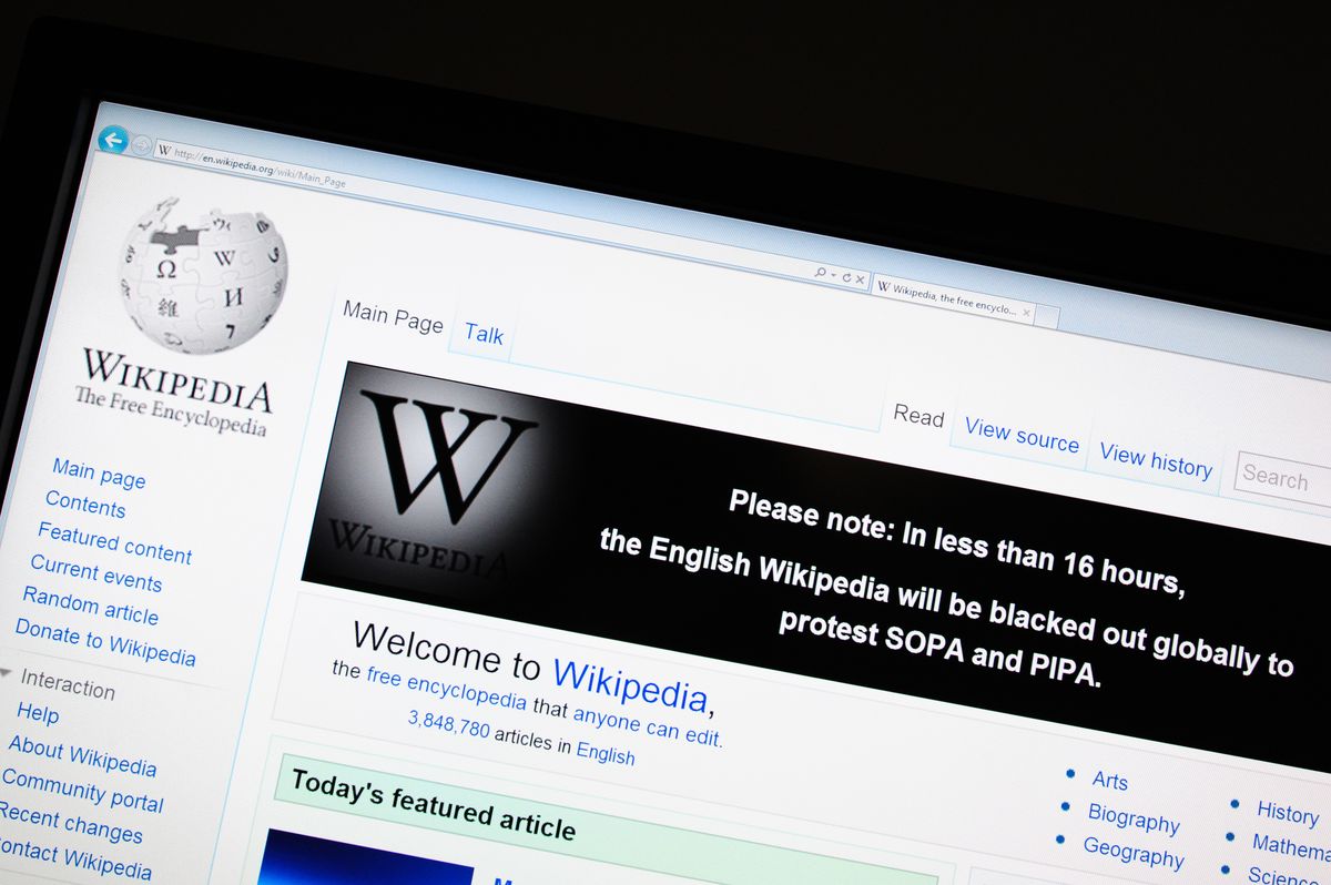 The online encyclopedia Wikipedia is vie