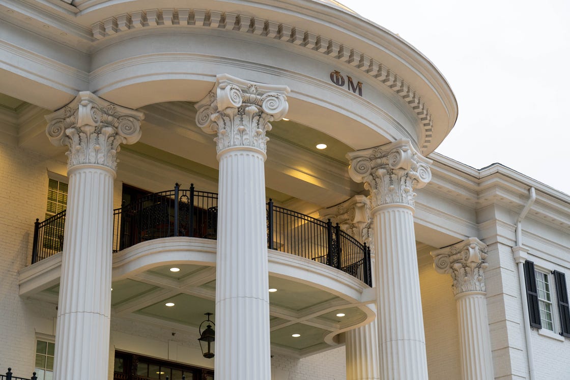 the phi mu sorority house on the campus of the university of alabama