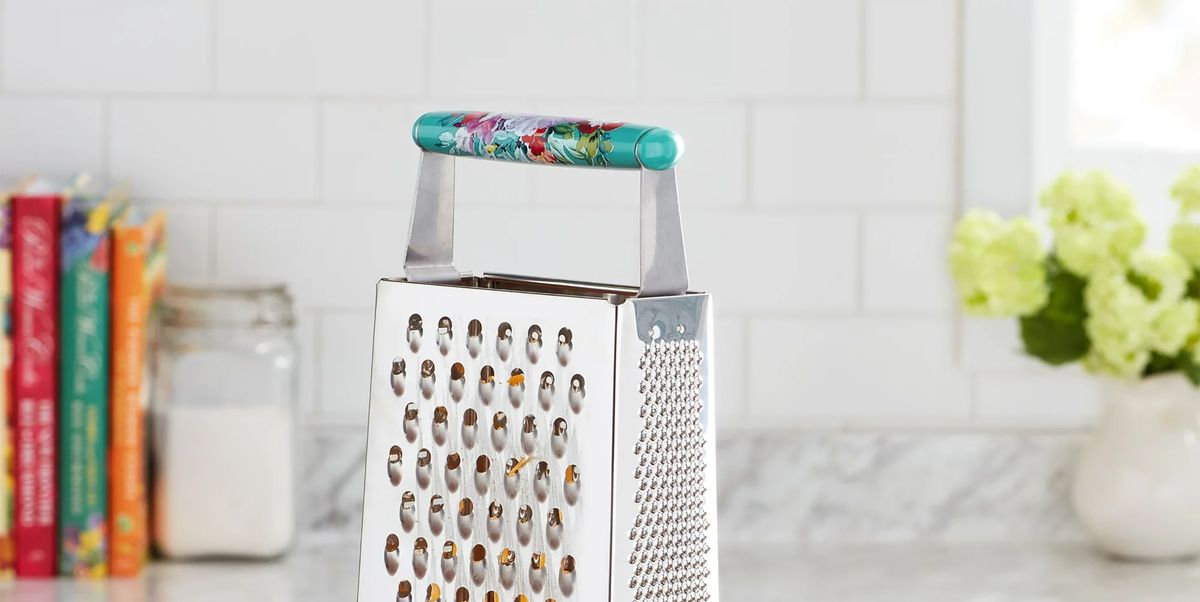 https://hips.hearstapps.com/hmg-prod/images/the-pioneer-woman-boxed-grater-64d3ef6f90577.jpg?crop=1.00xw:0.502xh;0,0.420xh&resize=1200:*
