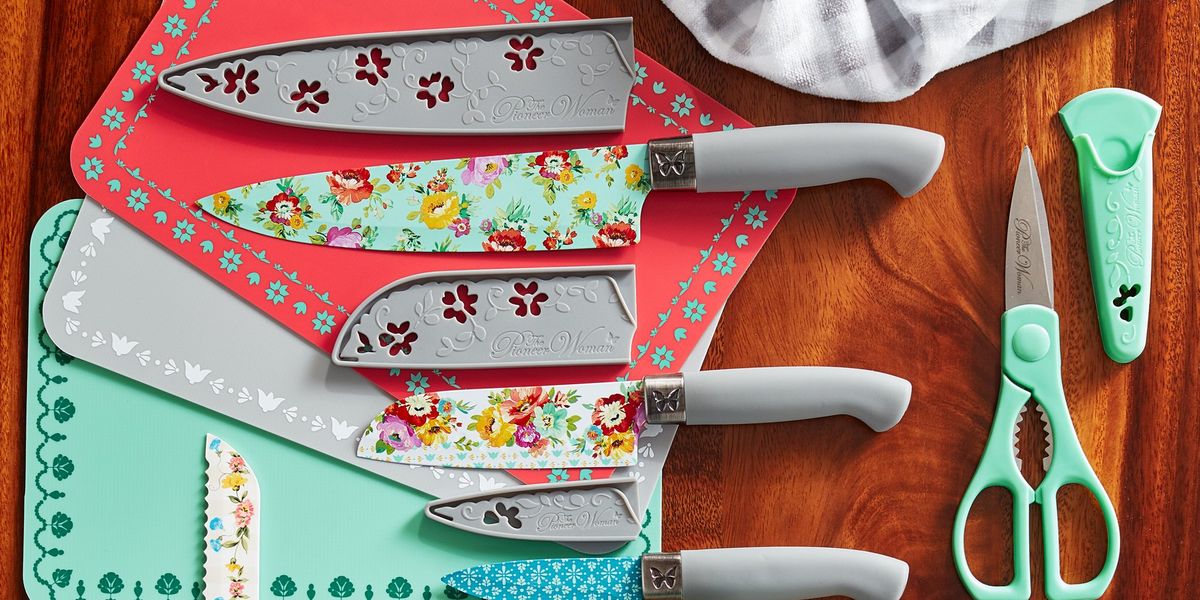 https://hips.hearstapps.com/hmg-prod/images/the-pioneer-woman-cutlery-set-1638208608.jpeg?crop=1xw:0.5xh;center,top&resize=1200:*