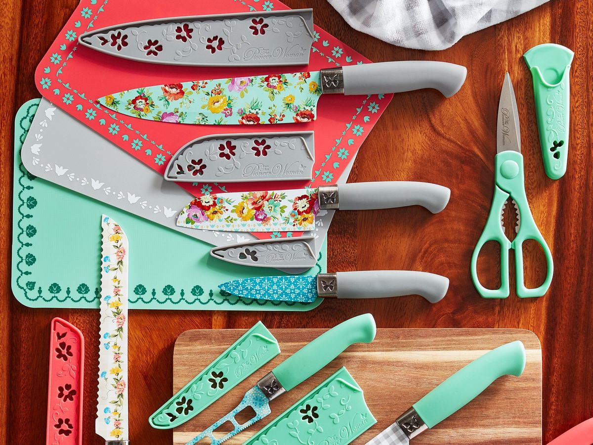 https://hips.hearstapps.com/hmg-prod/images/the-pioneer-woman-cutlery-set-1638208608.jpeg?crop=1xw:0.75xh;center,top&resize=1200:*