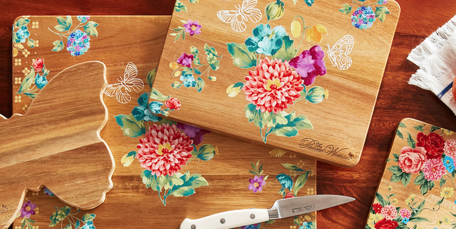 https://hips.hearstapps.com/hmg-prod/images/the-pioneer-woman-cutting-board-butterfly-1650569406.png?crop=0.755xw:0.375xh;0.245xw,0.347xh&resize=640:*