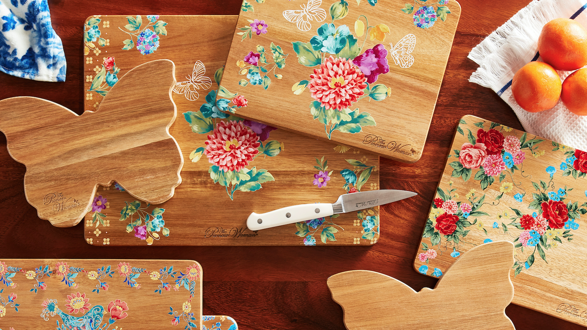 https://hips.hearstapps.com/hmg-prod/images/the-pioneer-woman-cutting-board-butterfly-1650569406.png?crop=1xw:0.5552699228791774xh;center,top&resize=1200:*