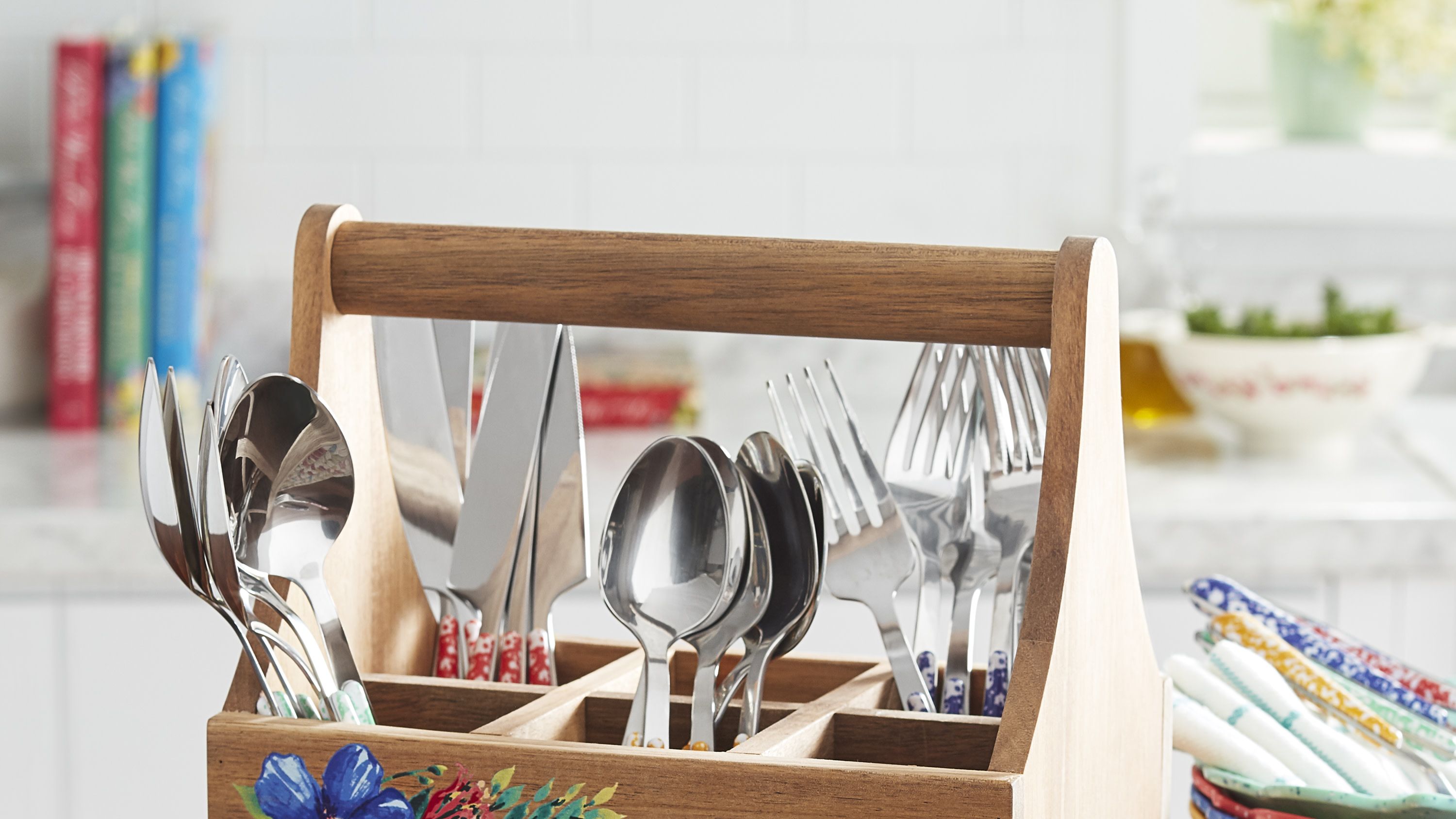 https://hips.hearstapps.com/hmg-prod/images/the-pioneer-woman-flatware-caddy-1631721499.jpeg?crop=1xw:0.5625xh;center,top