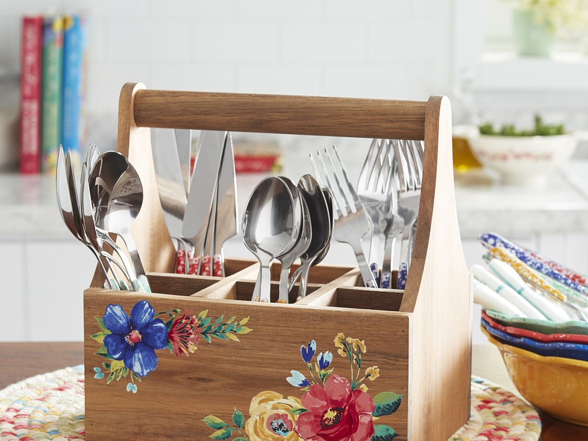 https://hips.hearstapps.com/hmg-prod/images/the-pioneer-woman-flatware-caddy-1631721499.jpeg?crop=1xw:0.75xh;center,top&resize=1200:*