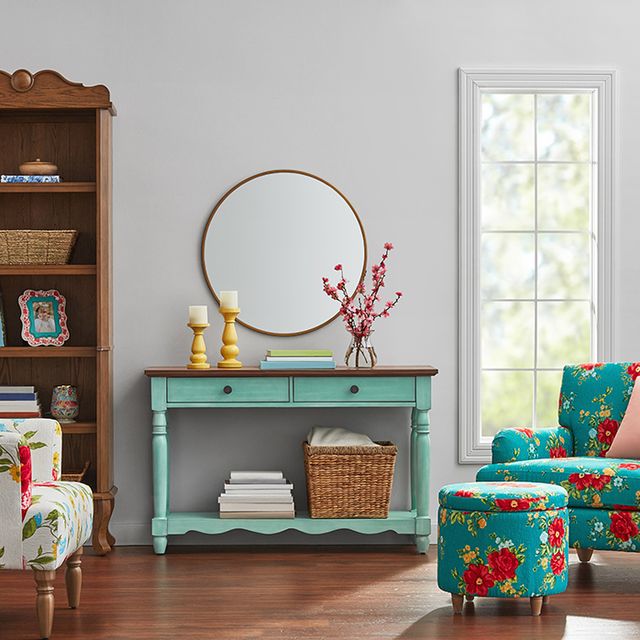 https://hips.hearstapps.com/hmg-prod/images/the-pioneer-woman-furniture-collection-6553c050b51ca.jpg?crop=0.582xw:0.929xh;0.0306xw,0.0707xh&resize=640:*