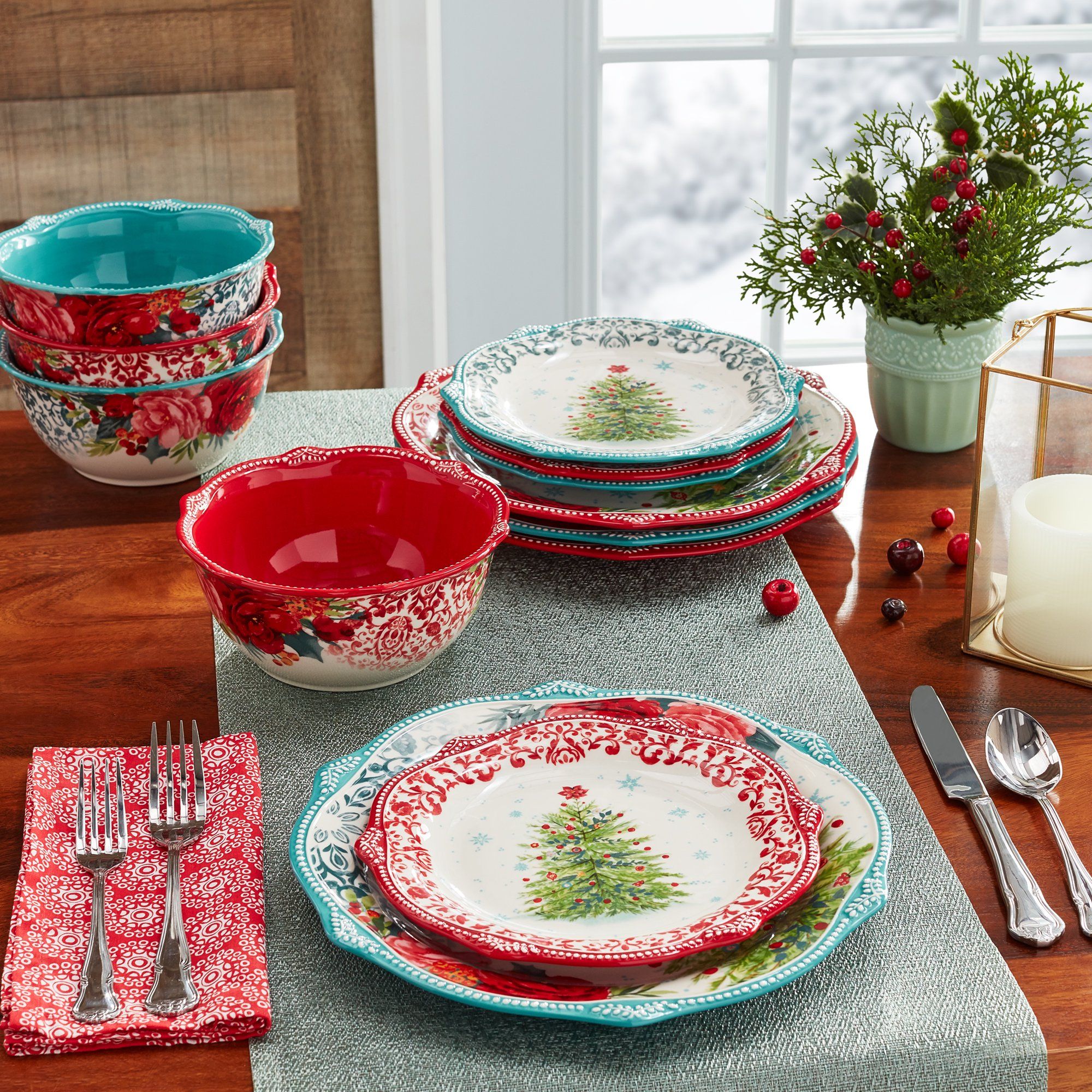 https://hips.hearstapps.com/hmg-prod/images/the-pioneer-woman-holiday-dinnerware-set-1639414662.jpeg